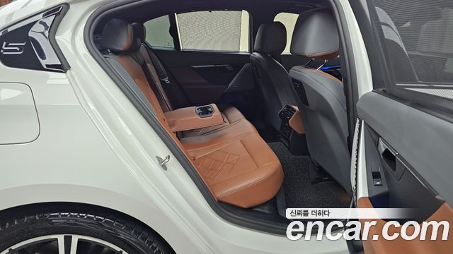 BMW 5-Series 2025 — photo 17