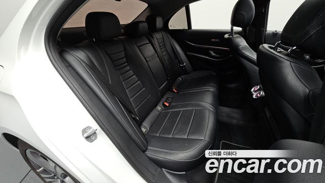 Mercedes-Benz E-Class 2017 — photo 11