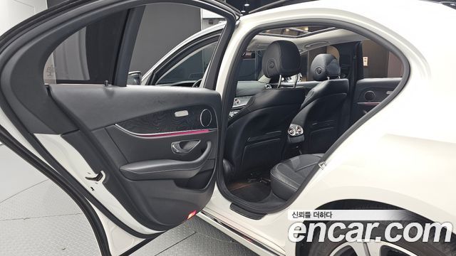 Mercedes-Benz E-Class 2017 — photo 12