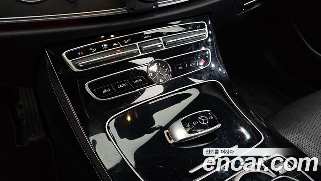 Mercedes-Benz E-Class 2017 — photo 17