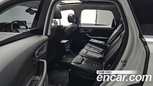 Audi Q7 2019 — photo 18
