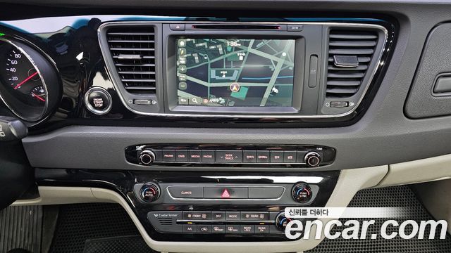 Kia Canival 2016 — photo 14