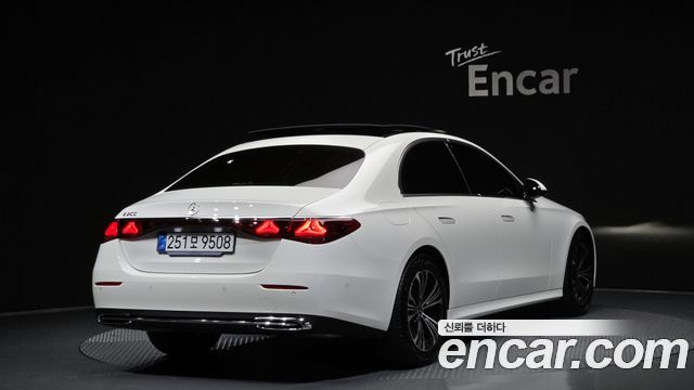Mercedes-Benz E-Class 2025 — photo 2