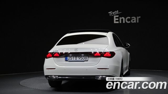 Mercedes-Benz E-Class 2025 — photo 4
