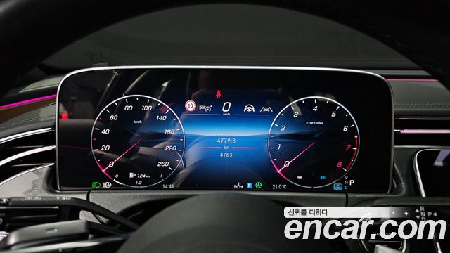Mercedes-Benz E-Class 2025 — photo 11