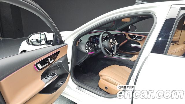 Mercedes-Benz E-Class 2025 — photo 13