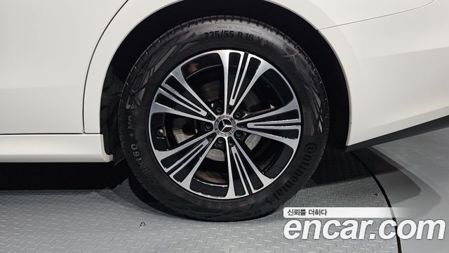 Mercedes-Benz E-Class 2025 — photo 7