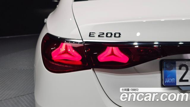 Mercedes-Benz E-Class 2025 — photo 9