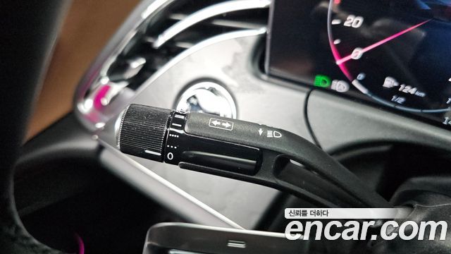 Mercedes-Benz E-Class 2025 — photo 32