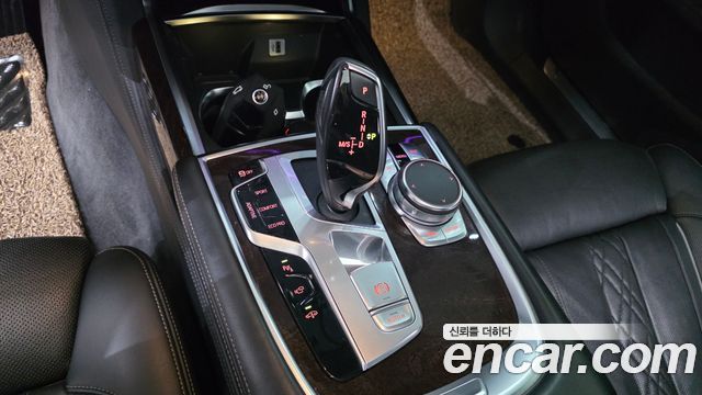 BMW 7-Series 2016 — photo 9