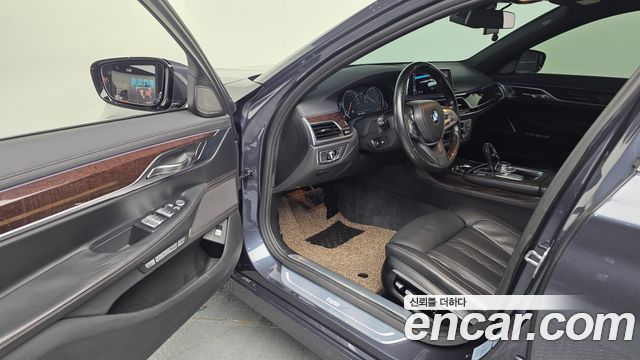 BMW 7-Series 2016 — photo 10