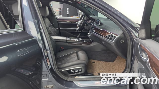 BMW 7-Series 2016 — photo 11