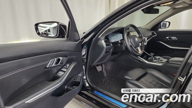BMW 3-Series 2022 — photo 13