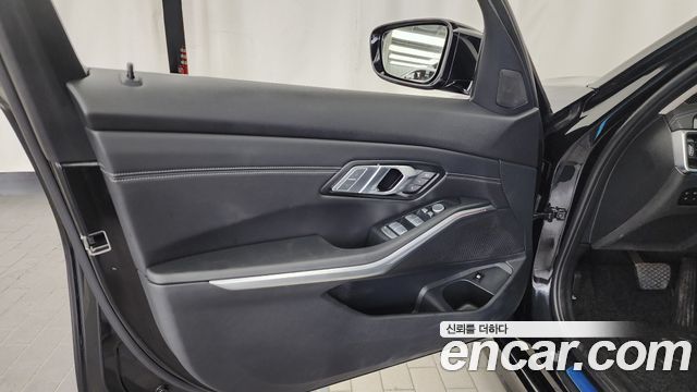 BMW 3-Series 2022 — photo 14