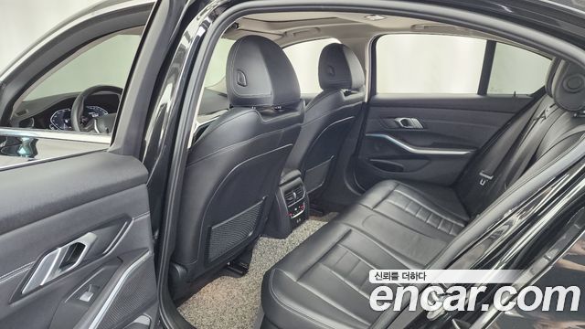 BMW 3-Series 2022 — photo 16
