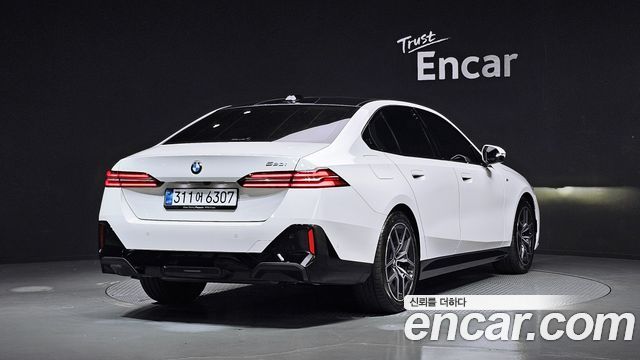 BMW 5-Series 2025 — photo 2