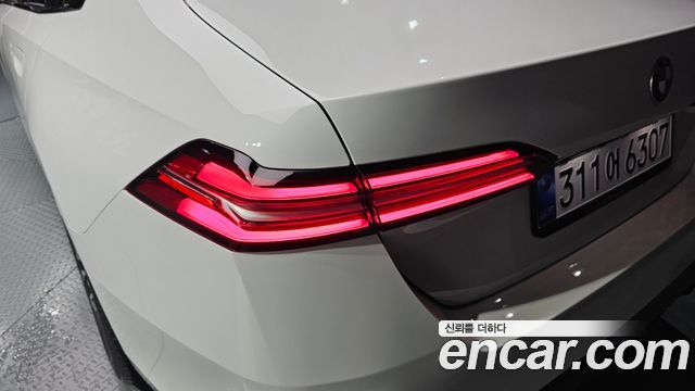 BMW 5-Series 2025 — photo 9