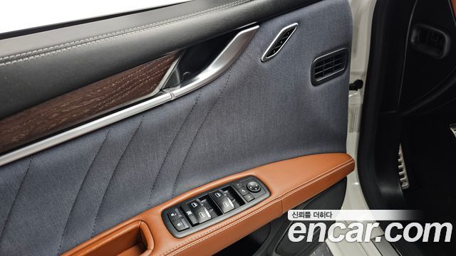 Maserati Ghibli 2019 — photo 17