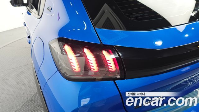Peugeot 208 2021 — photo 9