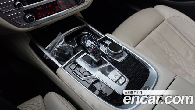 BMW 7-Series 2020 — photo 12