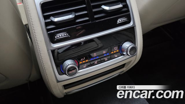 BMW 7-Series 2020 — photo 28
