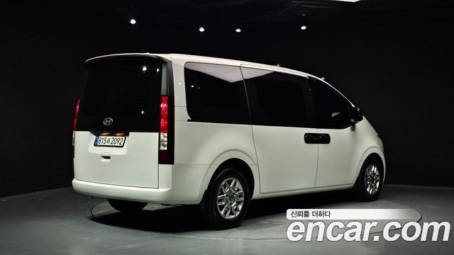 Hyundai Staria 2025 — photo 2