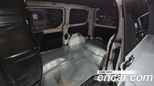 Hyundai Staria 2025 — photo 17