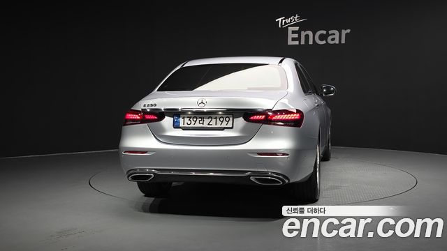 Mercedes-Benz E-Class 2022 — photo 4