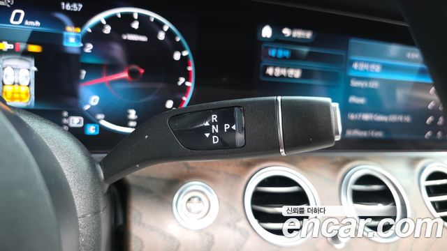 Mercedes-Benz E-Class 2022 — photo 12