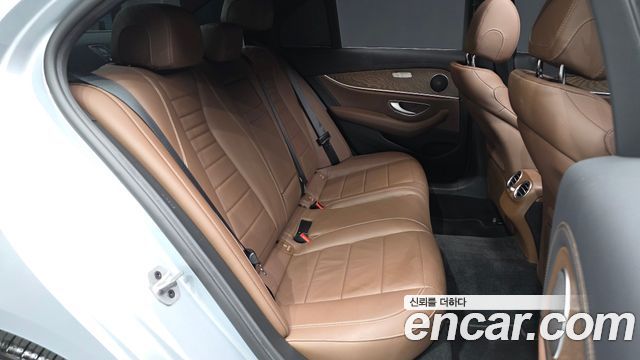 Mercedes-Benz E-Class 2022 — photo 18