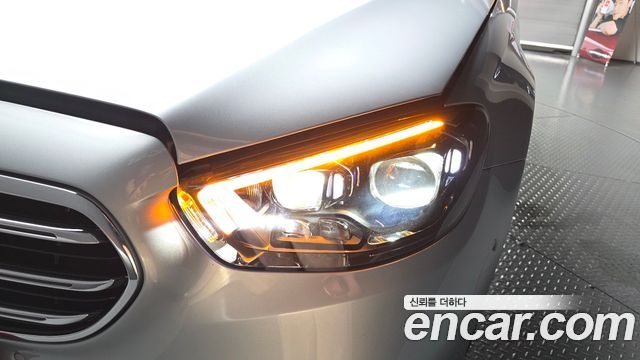Mercedes-Benz E-Class 2022 — photo 8