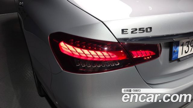 Mercedes-Benz E-Class 2022 — photo 9