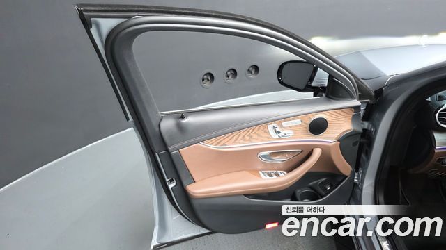 Mercedes-Benz E-Class 2022 — photo 14