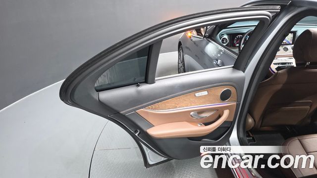 Mercedes-Benz E-Class 2022 — photo 15
