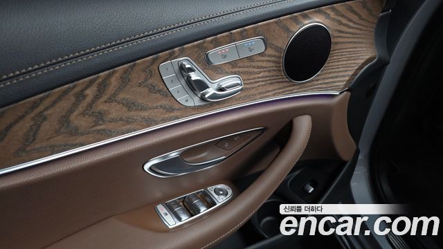 Mercedes-Benz E-Class 2022 — photo 30