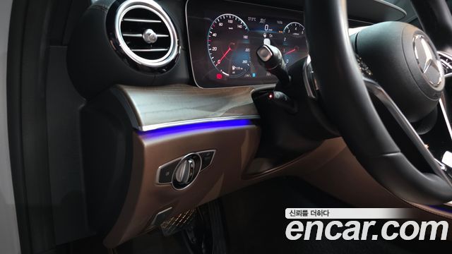 Mercedes-Benz E-Class 2022 — photo 39