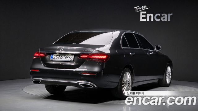 Mercedes-Benz E-Class 2022 — photo 2