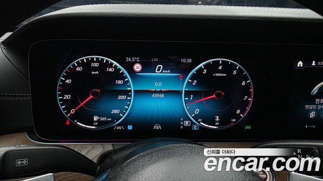 Mercedes-Benz E-Class 2022 — photo 11