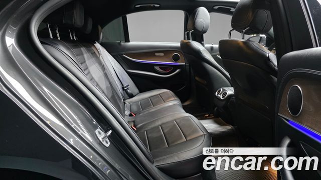 Mercedes-Benz E-Class 2022 — photo 17
