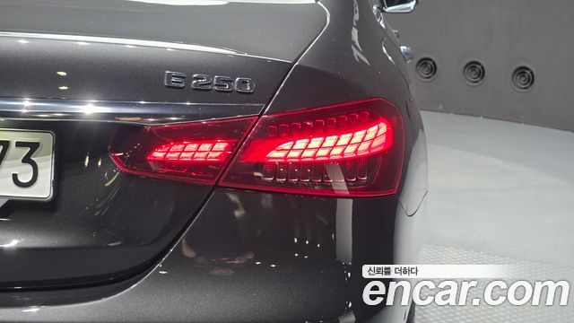Mercedes-Benz E-Class 2022 — photo 9