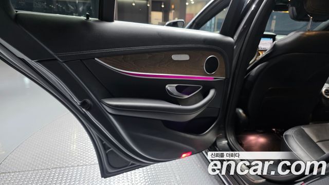 Mercedes-Benz E-Class 2022 — photo 15