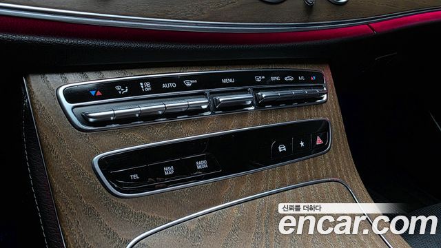 Mercedes-Benz E-Class 2022 — photo 27