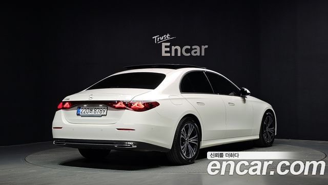 Mercedes-Benz E-Class 2025 — photo 2