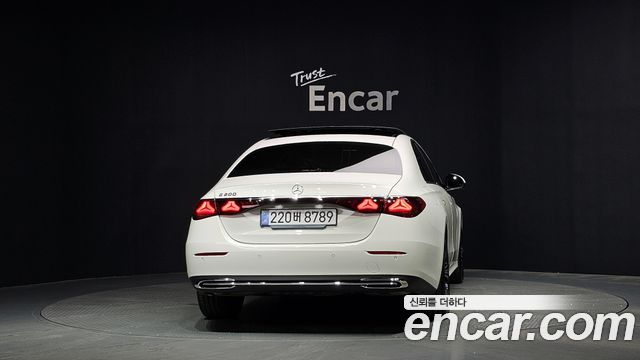 Mercedes-Benz E-Class 2025 — photo 4