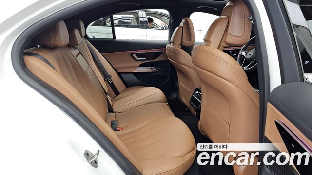 Mercedes-Benz E-Class 2025 — photo 12
