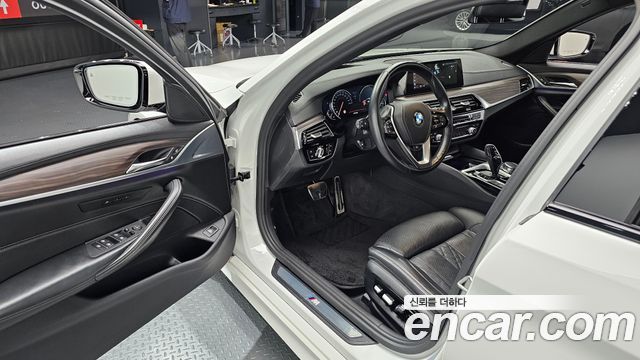 BMW 5-Series 2017 — photo 10