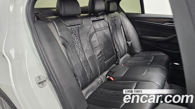 BMW 5-Series 2017 — photo 12