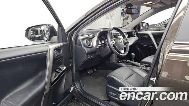 Toyota RAV4 2017 — photo 10