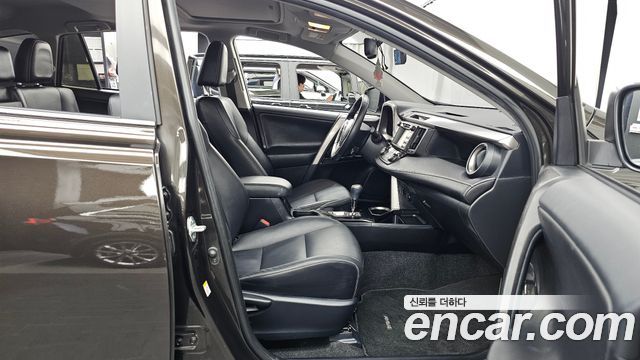 Toyota RAV4 2017 — photo 11