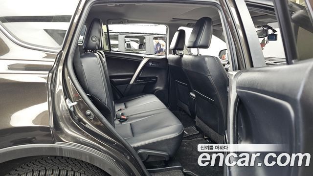 Toyota RAV4 2017 — photo 12